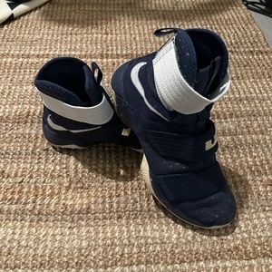 LeBron James Soldier 10 Nike size 11 basketball shoes